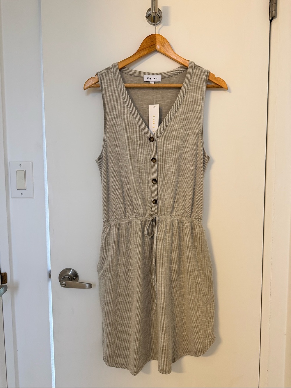 Gilli Sleeveless V-Neck Button Drawstring Dress in Light Gray
